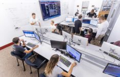 Students at computers with Professor in the Bloomberg Lab on campus