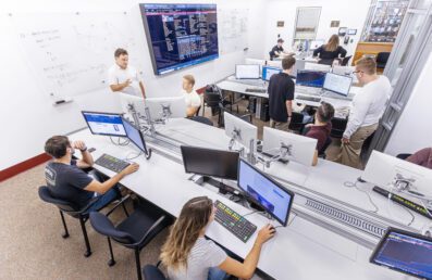 Students at computers with Professor in the Bloomberg Lab on campus